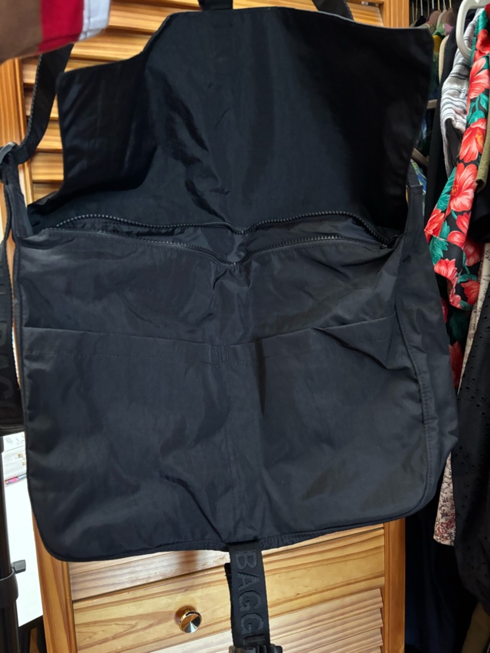 BAGGU Black Messenger Bag with Front Buckle - Picture 4 of 6
